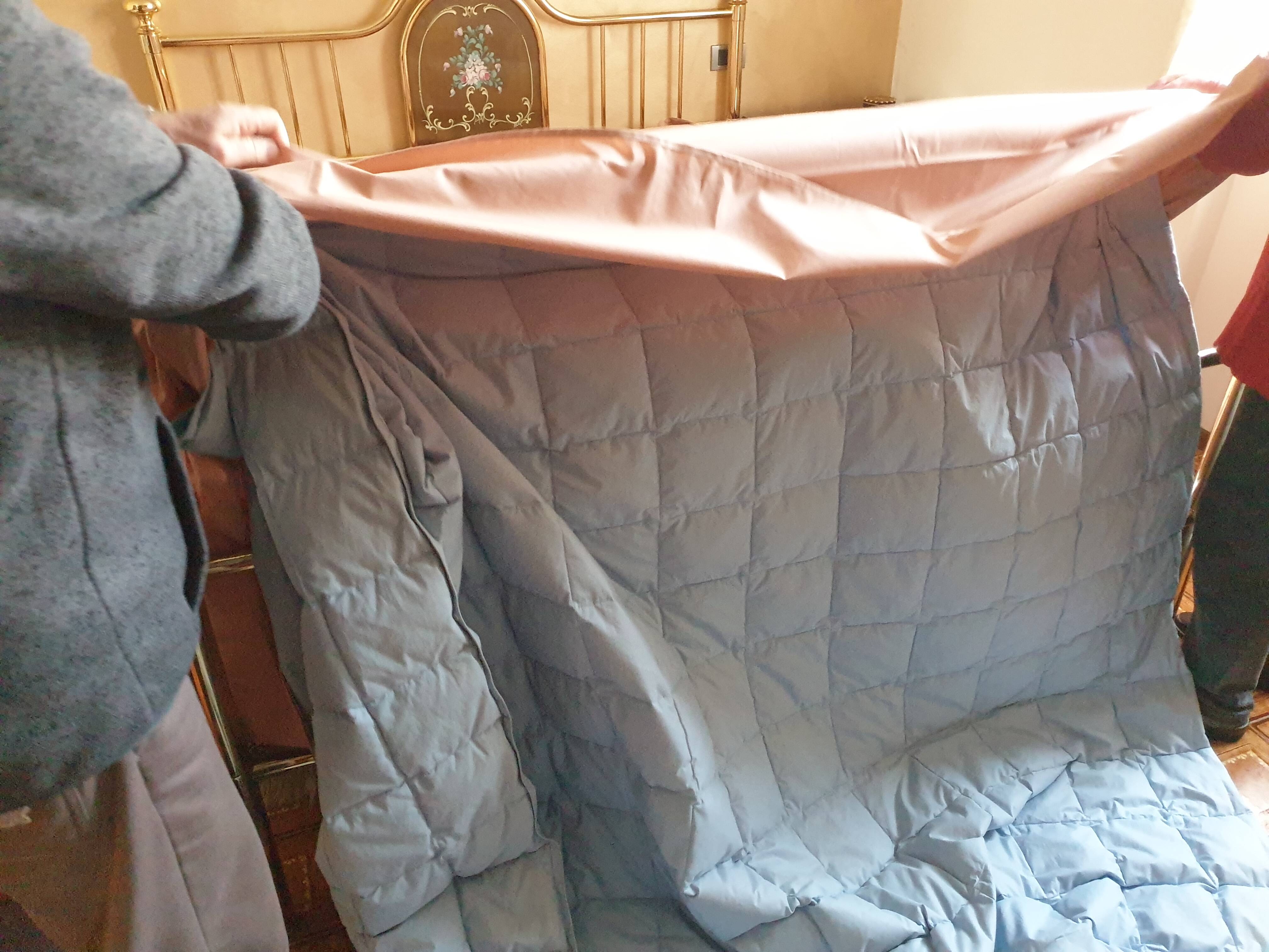 Allestimento del copripiumino matrimoniale del completo letto Dalfilo